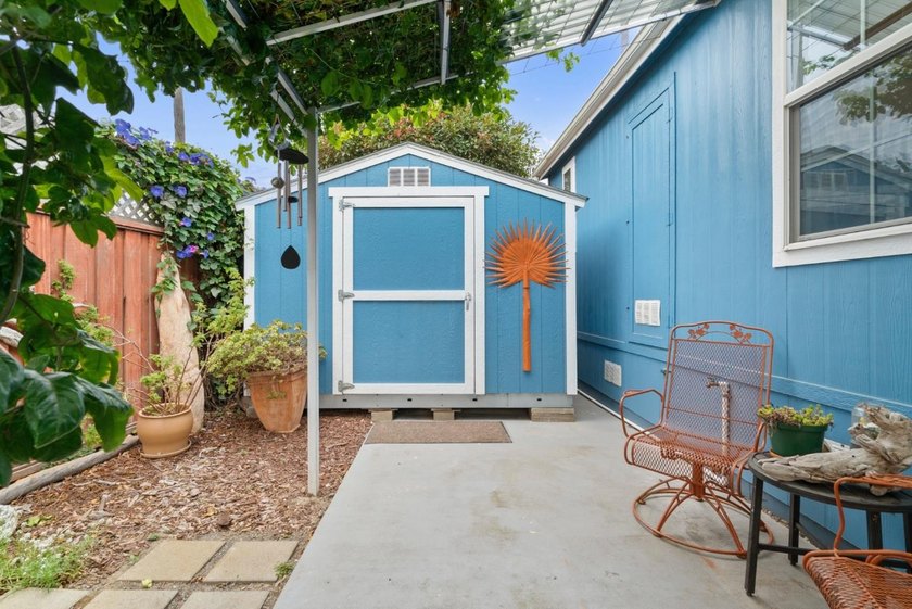 Welcome to your sunny slice of coastal paradise! This bright - photo 32