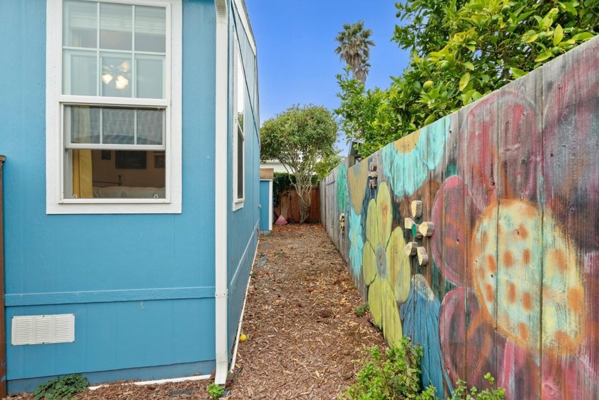 Welcome to your sunny slice of coastal paradise! This bright - photo 38