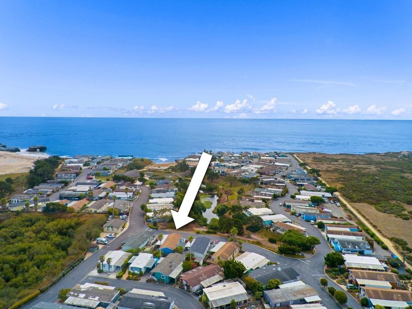 Welcome to your sunny slice of coastal paradise! This bright - photo 40