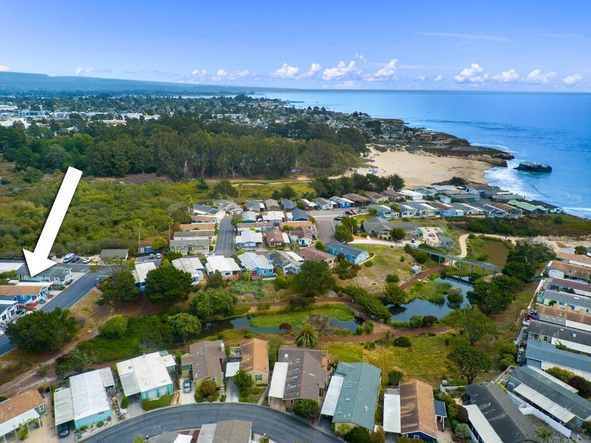 Welcome to your sunny slice of coastal paradise! This bright - photo 41