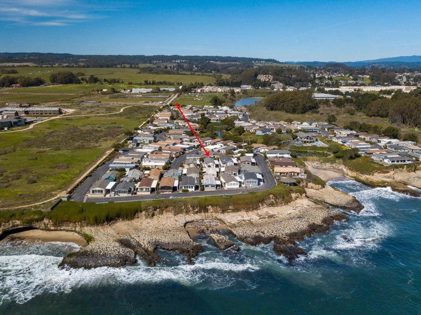 Welcome to your sunny slice of coastal paradise! This bright - photo 42