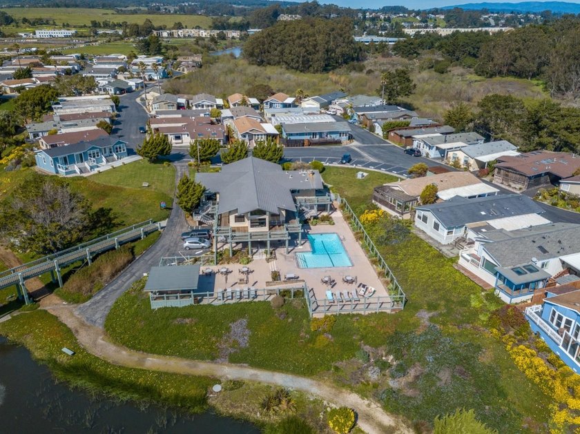 Welcome to your sunny slice of coastal paradise! This bright - photo 44