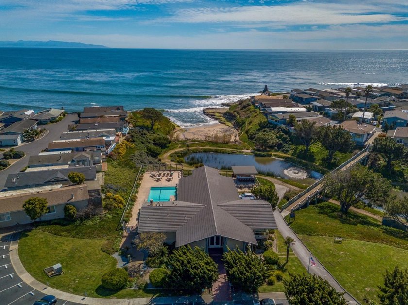 Welcome to your sunny slice of coastal paradise! This bright - photo 45