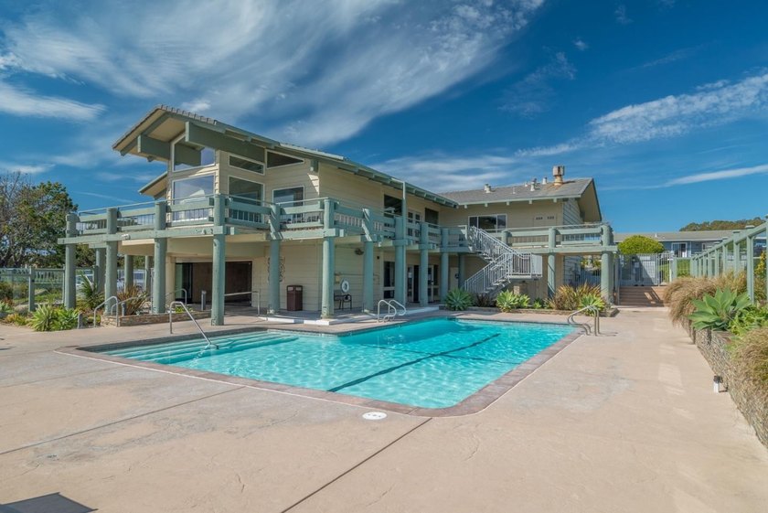 Welcome to your sunny slice of coastal paradise! This bright - photo 46