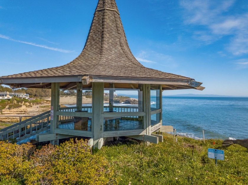 Welcome to your sunny slice of coastal paradise! This bright - photo 48