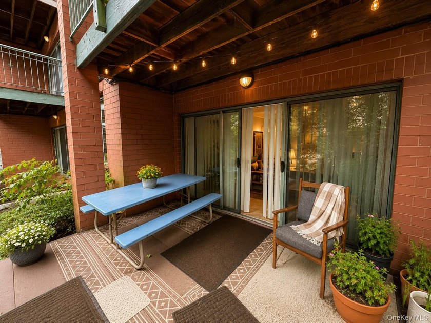 GROUND FLOOR apartment with sun drenched balcony and private - photo 2