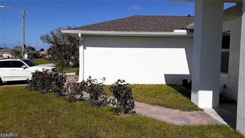 Welcome to this beautiful home located at 1201 NE 18th Pl, Cape - photo 4