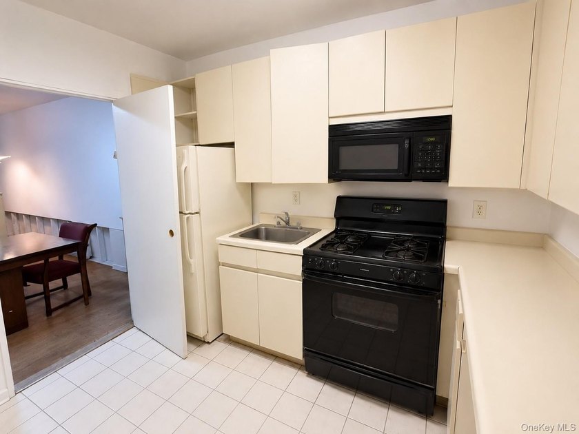 GROUND FLOOR apartment with sun drenched balcony and private - photo 4