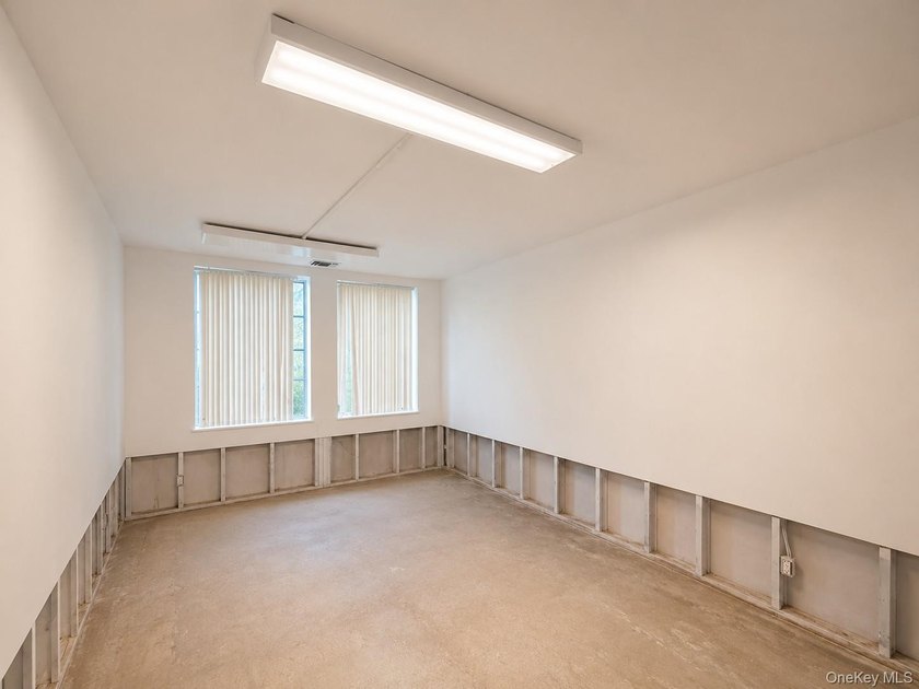 GROUND FLOOR apartment with sun drenched balcony and private - photo 9