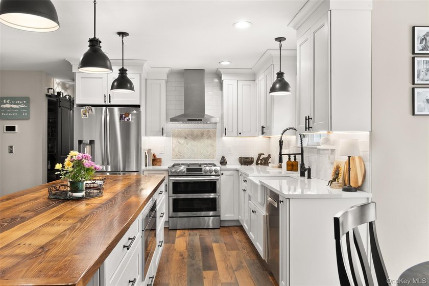 Welcome to 251 Oakwood Road, Oakdale - a stunning custom-built - photo 13