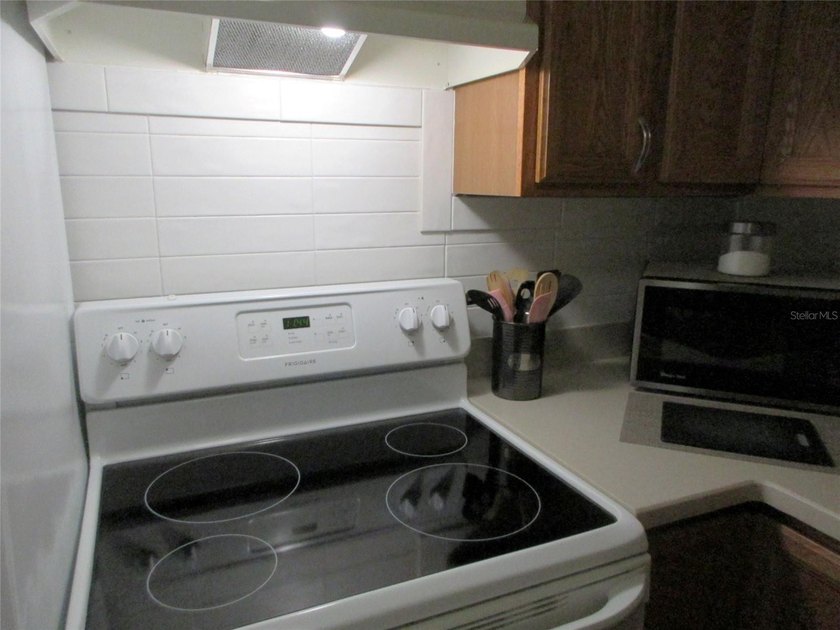 YOU DON'T WANT TO PASS UP THIS BEAUTIFULLY UPDATED, TURNKEY, 1st - photo 8