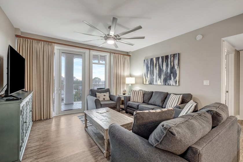 Perfectly positioned in Observation Point, this fully furnished - photo 13