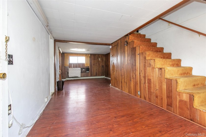 GREAT NECK RARE FIND! LEGAL 2 - FAMILY RESIDENCE located on a - photo 14