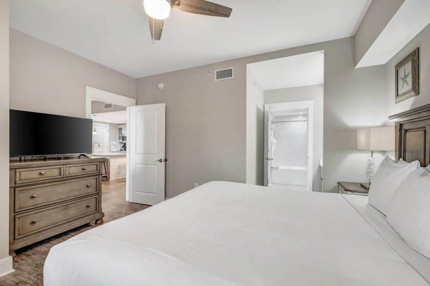 Perfectly positioned in Observation Point, this fully furnished - photo 17