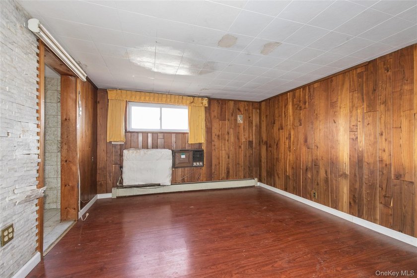 GREAT NECK RARE FIND! LEGAL 2 - FAMILY RESIDENCE located on a - photo 17