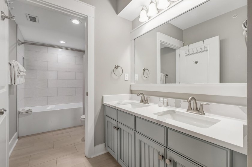 Perfectly positioned in Observation Point, this fully furnished - photo 18