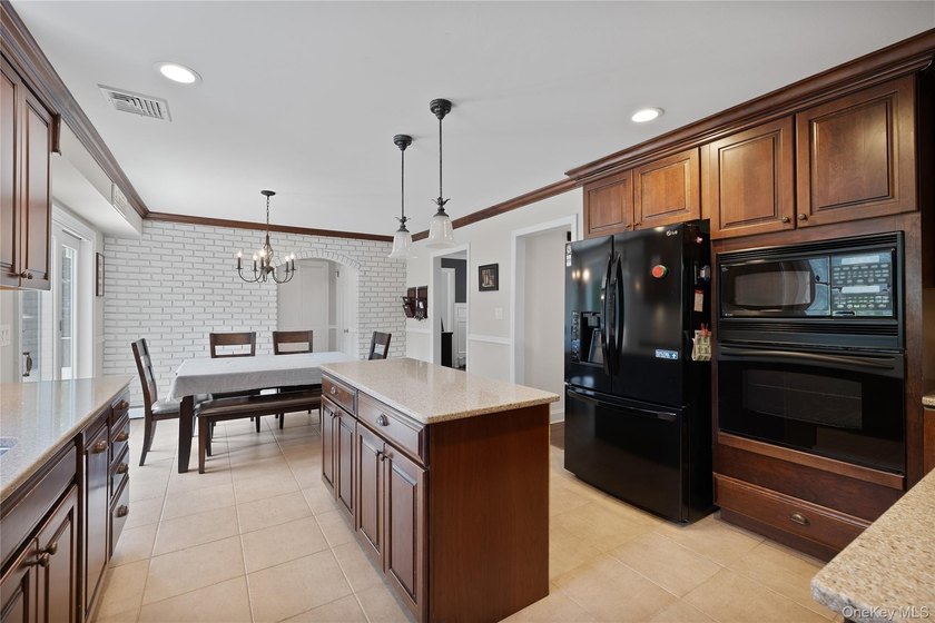 Welcome to this beautifully maintained 3,068 sq. ft. Colonial - photo 8