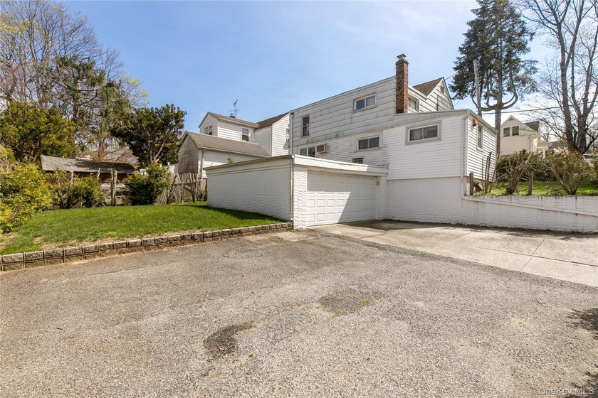 GREAT NECK RARE FIND! LEGAL 2 - FAMILY RESIDENCE located on a - photo 25