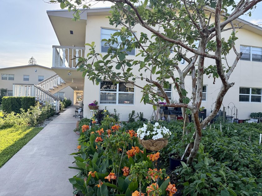Beautifully updated furnished 1 bedroom, 1.5 bath condo located - photo 2