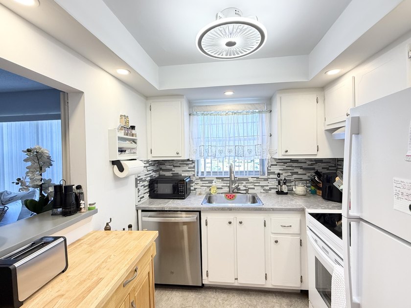 Beautifully updated furnished 1 bedroom, 1.5 bath condo located - photo 7