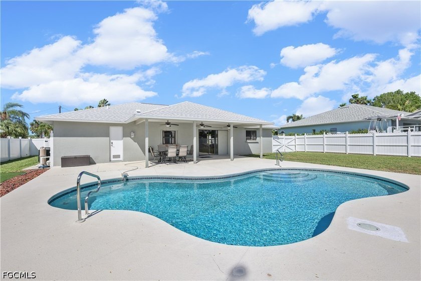 Step into a beautifully updated 3 bedroom plus den/flex room, 2 - photo 3