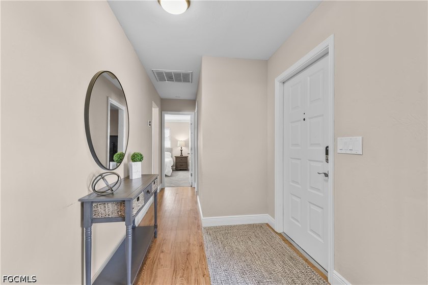 Step into a beautifully updated 3 bedroom plus den/flex room, 2 - photo 5