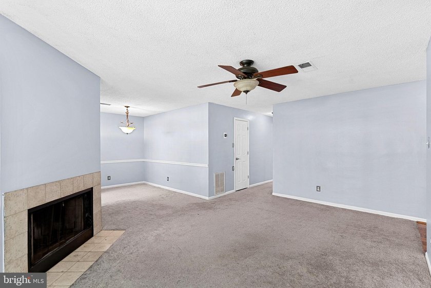 Welcome to this beautifully maintained 2-bedroom, 2-bath condo - photo 5