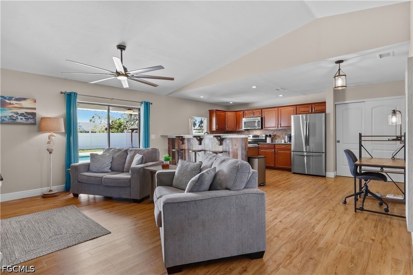 Step into a beautifully updated 3 bedroom plus den/flex room, 2 - photo 8