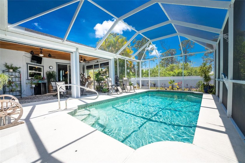 RARE DOUBLE LOT HOME!! This beautifully updated 4-bedroom - photo 2