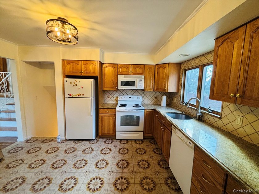 Split Level Home On Almost a Half Acre Corner Lot. Super Quiet - photo 7