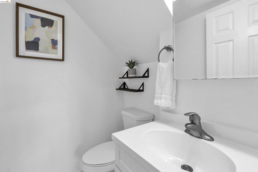 Beautiful townhouse-style, two-story condo featuring 2 bedrooms - photo 13