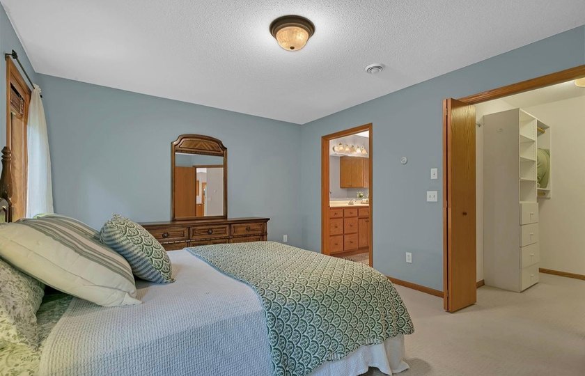 Welcome to 1004 Oak Pond Drive in Sartell-a beautifully - photo 15