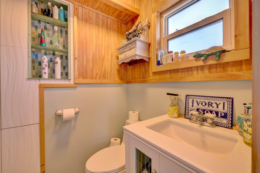 Beautiful upgraded pool home on South Hutchinson Island in - photo 17