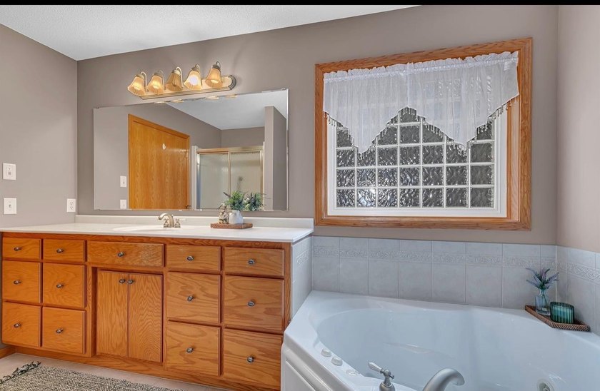 Welcome to 1004 Oak Pond Drive in Sartell-a beautifully - photo 17