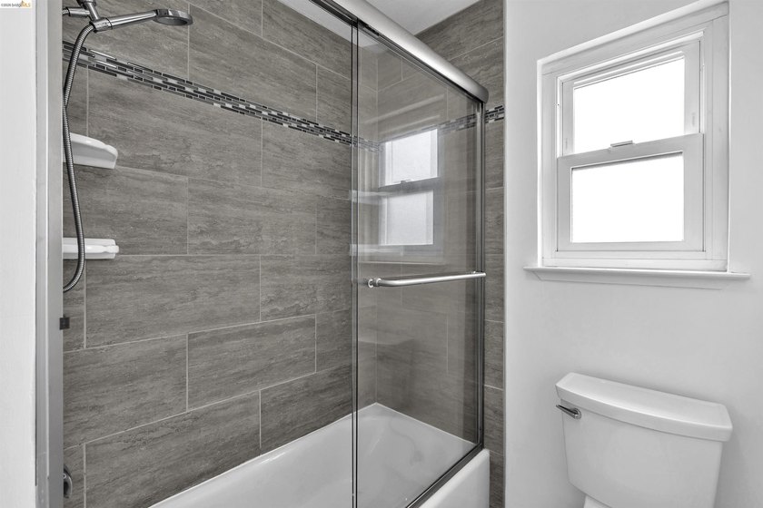 Beautiful townhouse-style, two-story condo featuring 2 bedrooms - photo 18