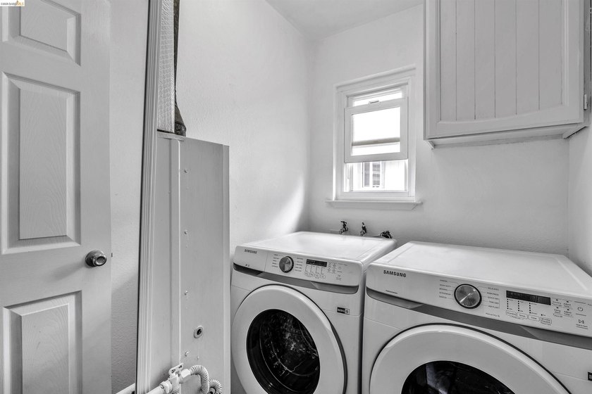 Beautiful townhouse-style, two-story condo featuring 2 bedrooms - photo 23