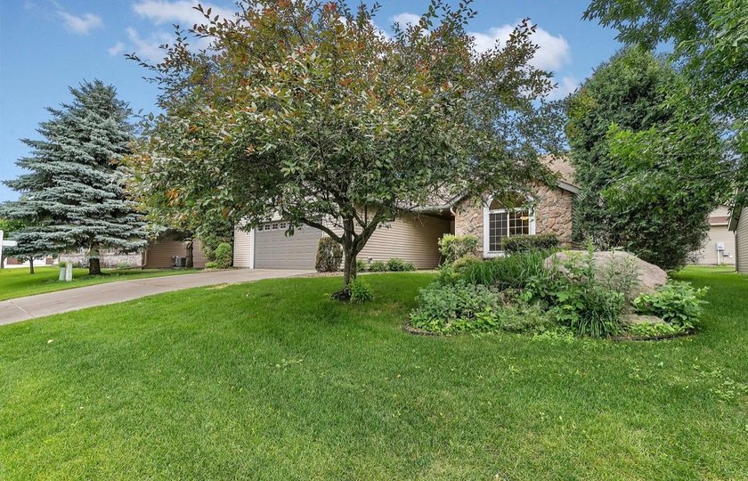 Welcome to 1004 Oak Pond Drive in Sartell-a beautifully - photo 23
