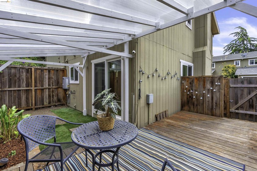 Beautiful townhouse-style, two-story condo featuring 2 bedrooms - photo 25