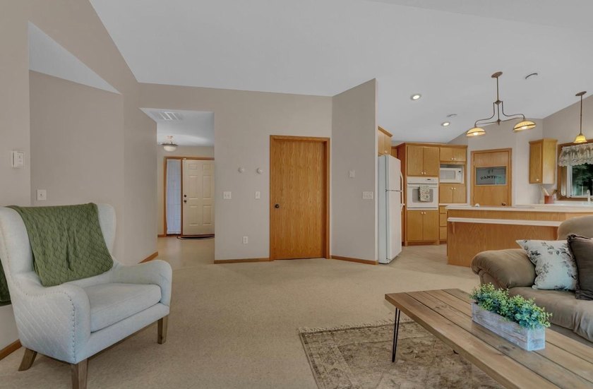 Welcome to 1004 Oak Pond Drive in Sartell-a beautifully - photo 27