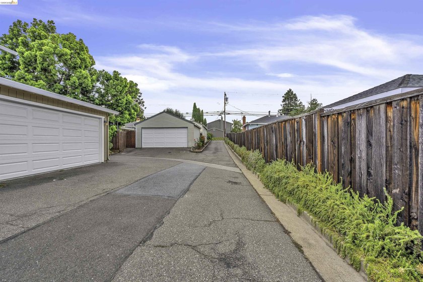 Beautiful townhouse-style, two-story condo featuring 2 bedrooms - photo 29