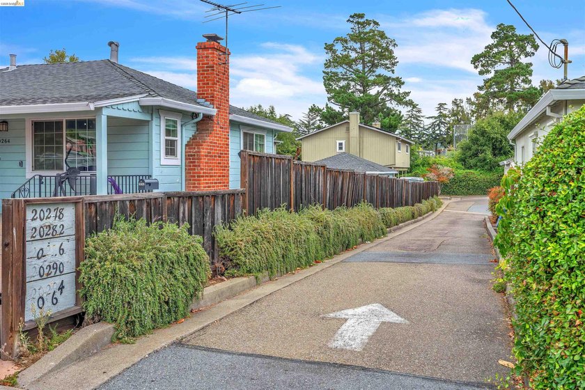 Beautiful townhouse-style, two-story condo featuring 2 bedrooms - photo 31