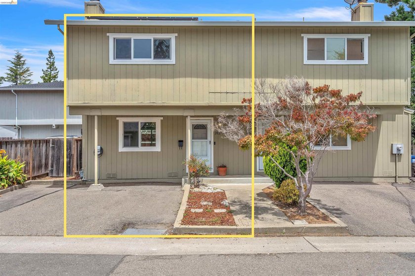 Beautiful townhouse-style, two-story condo featuring 2 bedrooms - photo 32