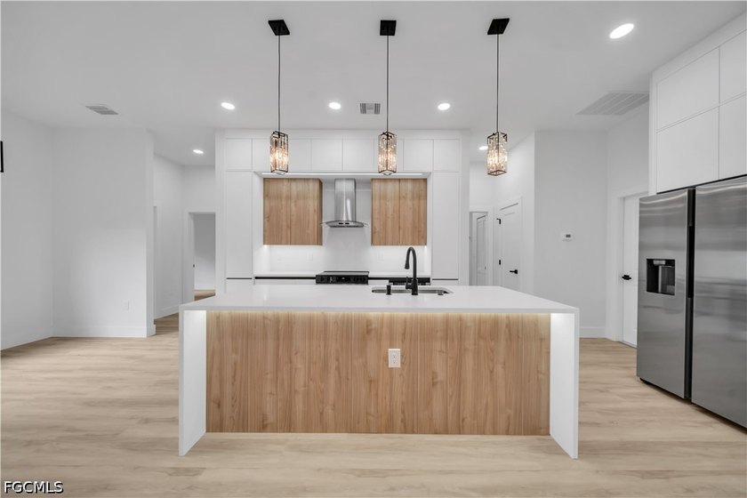Brand-new construction offering 3 bedrooms, 2 bathrooms, and a - photo 3