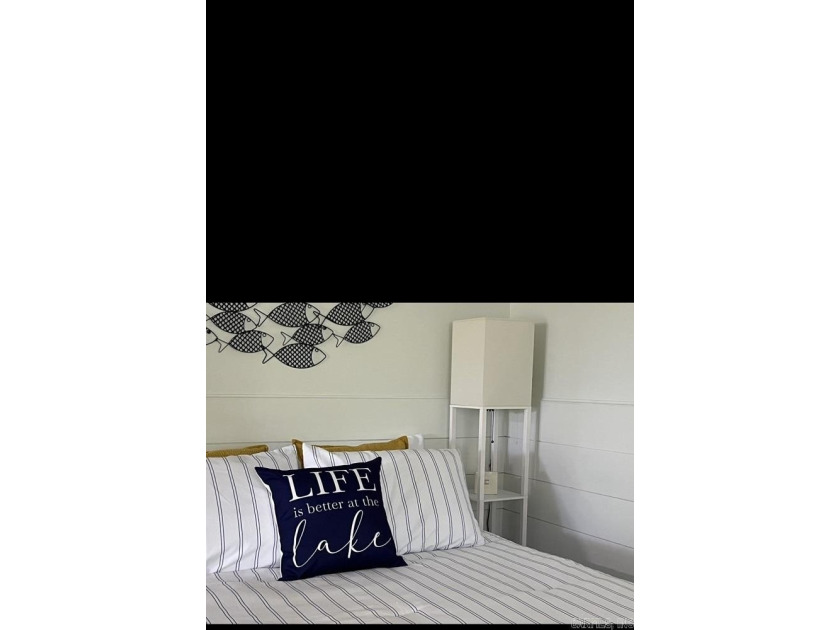 Lovely &amp; Updated Efficiency/Studio Unit. Kitchenette has - photo 5