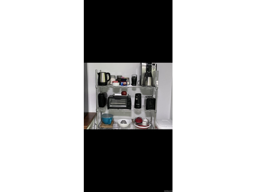 Lovely &amp; Updated Efficiency/Studio Unit. Kitchenette has - photo 7