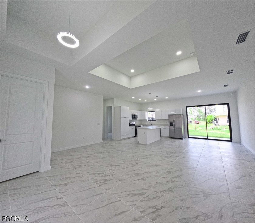 New Construction in Cape Coral! Beautiful single-family home - photo 4