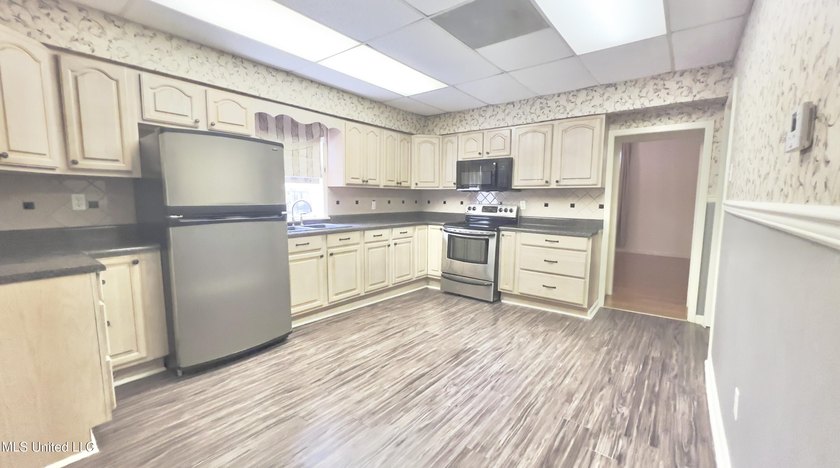 Beautiful 4BR/2BA two-story home offering an ideal blend of - photo 6