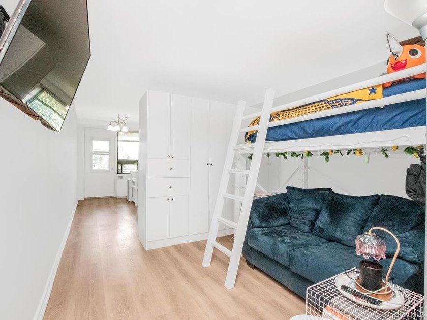 Welcome home to The Windsors which is located in a prime - photo 4