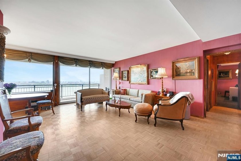 Beautiful two bedroom one bath upsplit bi-level apartment with - photo 8