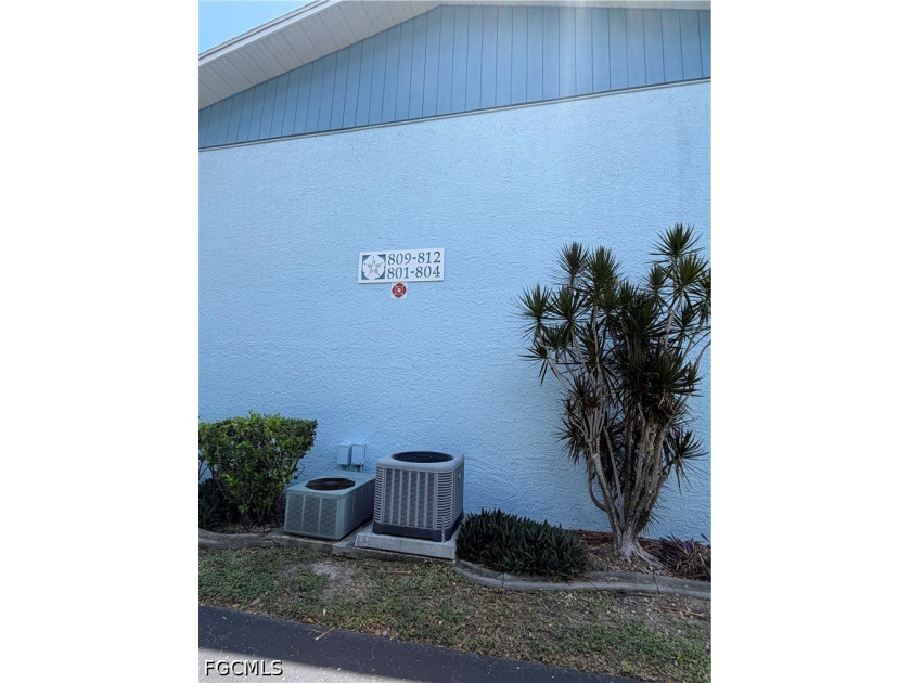 Beautiful 2-bedroom, 2-bathroom second-floor condo conveniently - photo 4